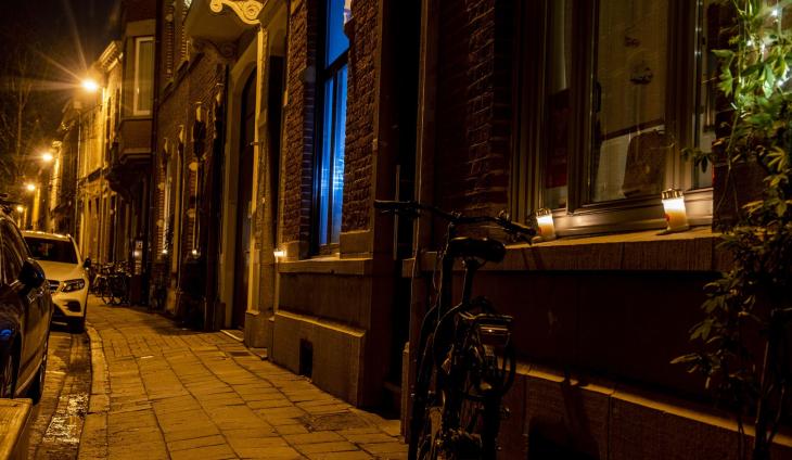Lichtje voor raam tijdens Wereldlichtjesdag Lichtje voor raam tijdens Wereldlichtjesdag