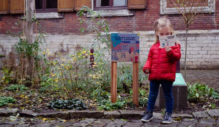Martha beluistert het verhaal van de boom van het groot verdriet